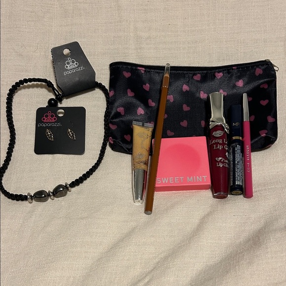paparazzi Other - Paparazzi Black Jewelry Set with Heart Pouch and Makeup